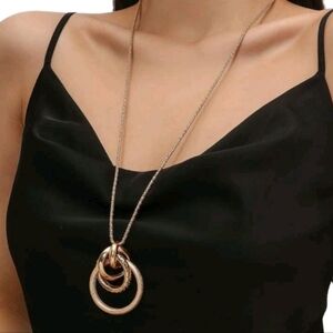 CLEARANCE💖 *NWOT* Women's Circle Charm Necklace